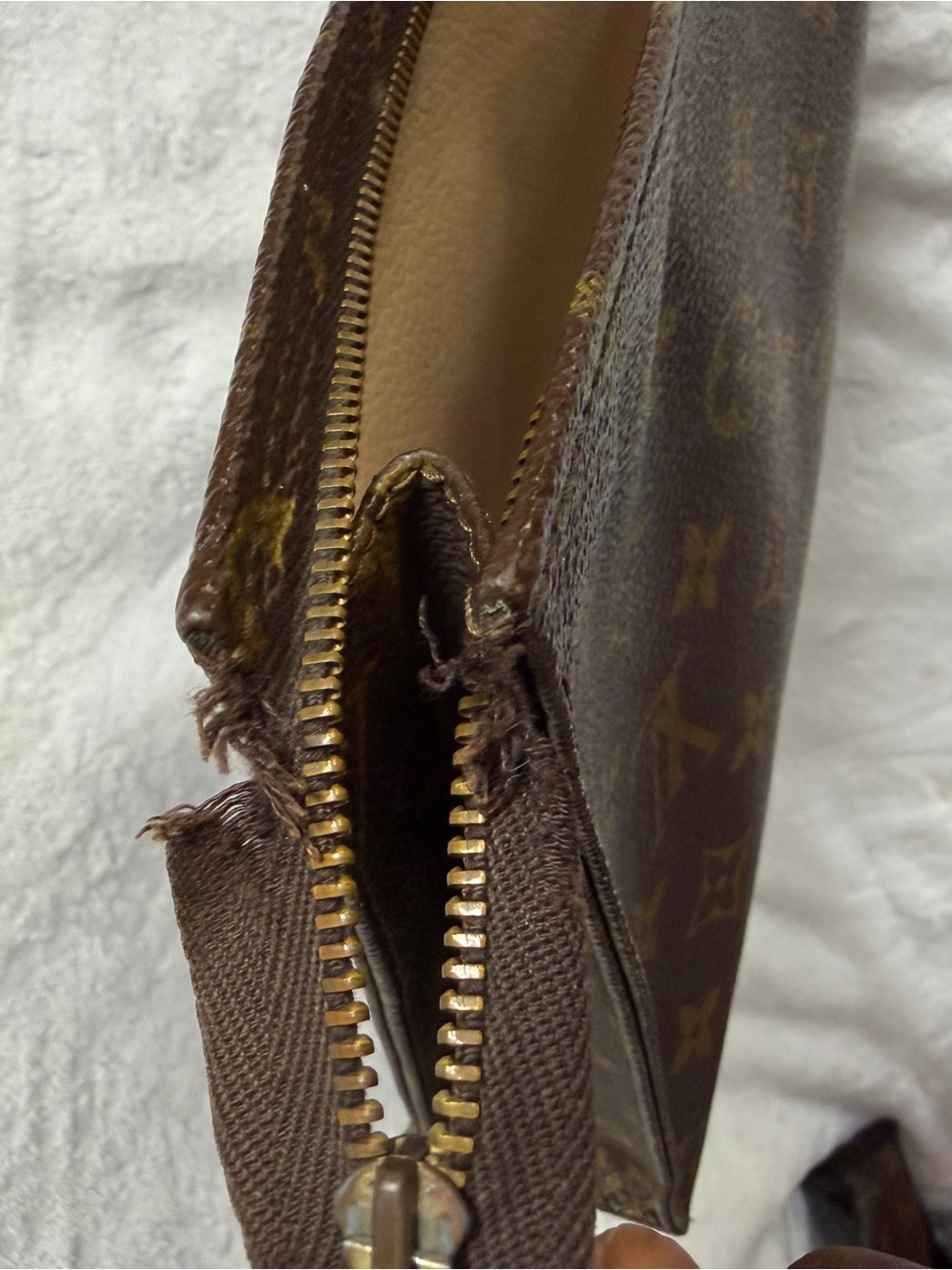 šLouis Vuitton Monogram Canvas Toiletry Pouch 26 - Picture 12 of 14